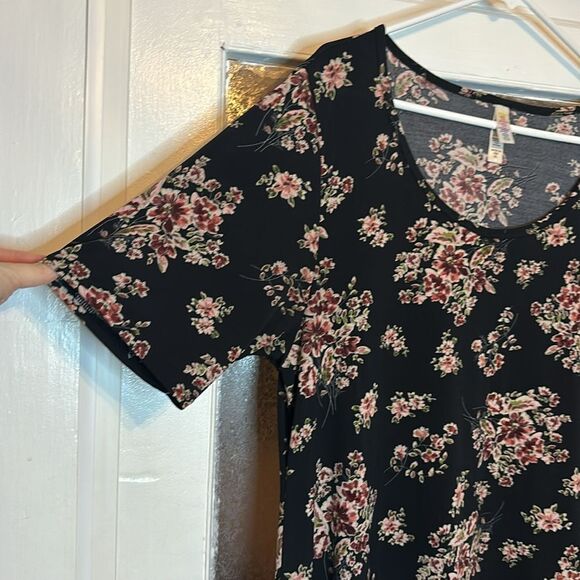 Lularoe Women’s Black and red loose fitting floral tshirt size XL - Picture 2 of 6